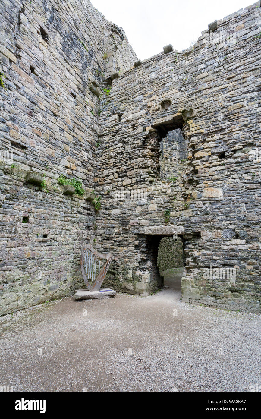 Un tradizionale arpa gallese visualizzati all'interno della storica Beaumaris Castle rovine, Anglesey, Galles, Regno Unito Foto Stock