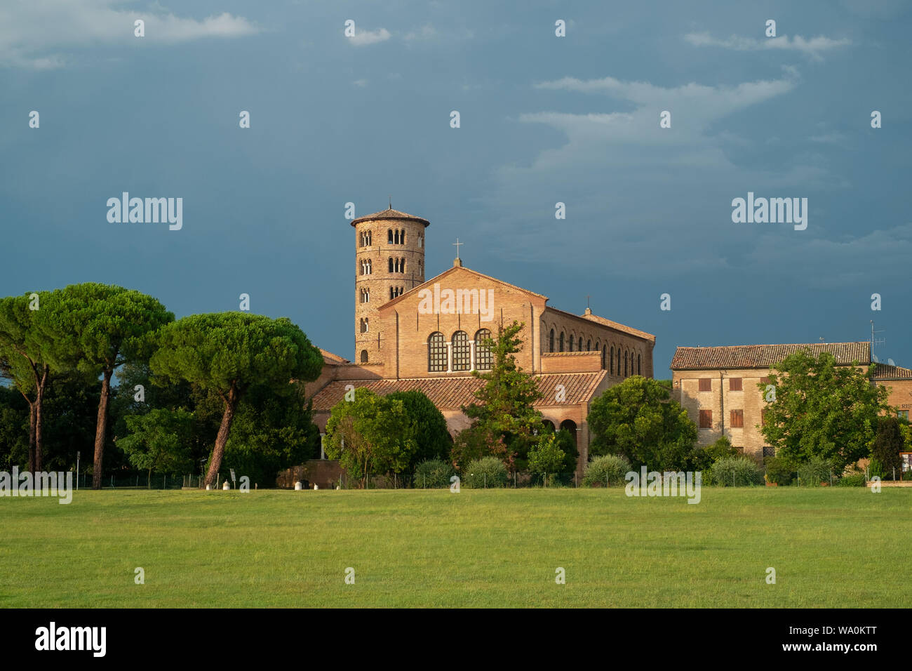 San Apollinare in Classe, Basilica con la rotonda torre campanaria, Ravenna, Italia. Foto Stock