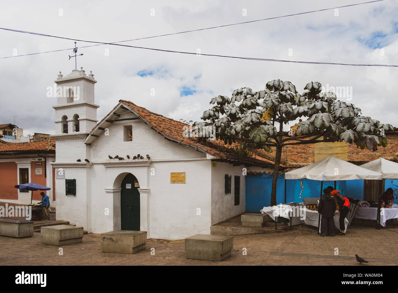 12/27/2018- Bogotá, Colombia. "Chorro de Quevedo' square. Famoso luogo di aggregazione e di attrazione turistica nel quartiere Cadelaria. Foto Stock