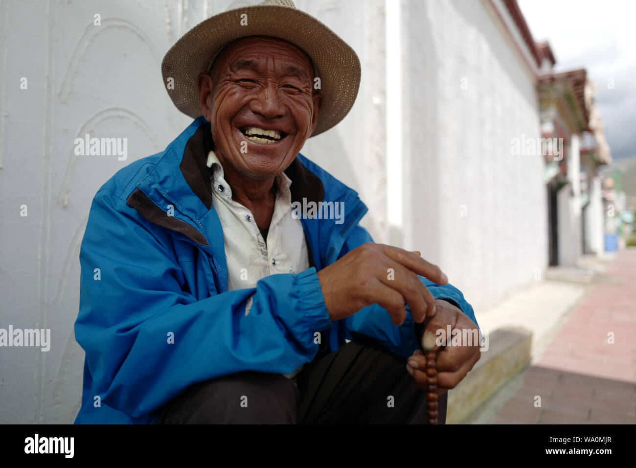 (190816) -- LHASA, Agosto 16, 2019 (Xinhua) -- Photot presi su Agosto 8, 2019 mostra un abitante di un villaggio a Sijijixiang villaggio di Caina township di Quxu County, a sud-ovest della Cina di regione autonoma del Tibet. Sijijixiang è un villaggio di rilocazione in una valle del Caina Township. Esso dispone di stile tibetano case con quattro colori per indicare le quattro stagioni. 15 dicembre 2016, oltre 260 famiglie povere di stabilirsi nella loro nuova casa qui dalla povertà-zone sinistrate in Quxu, insieme con un altro 98 famiglie che vivevano al di sopra di 4500 metri sul plateau. Grazie al miglioramento delle infrastrutture, il villaggio ha lanciato Foto Stock