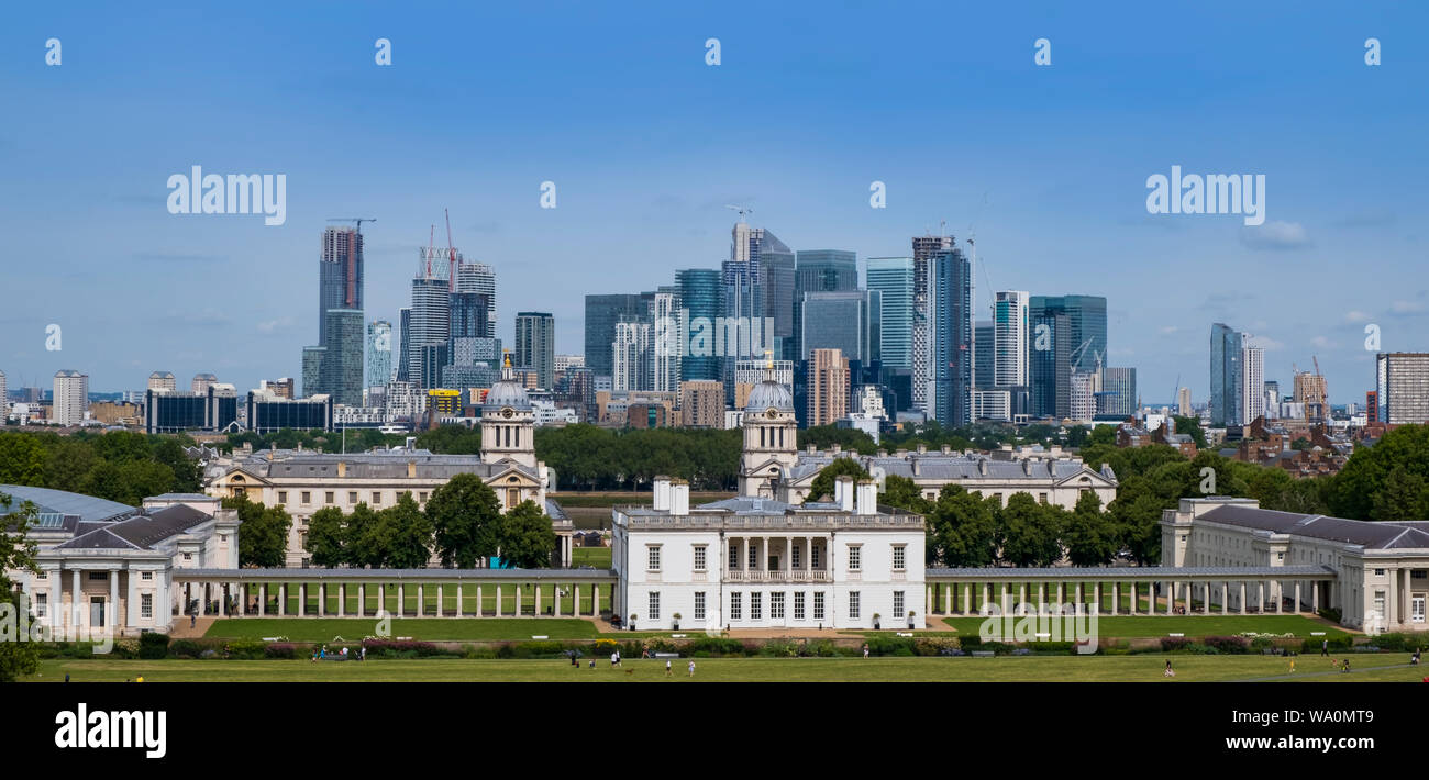 Città di Londra, Regno Unito il 6 agosto 2019: skyline di Londra, Canary Wharf Centro business visto da Greenwich. Edifici classici in primo piano su Foto Stock