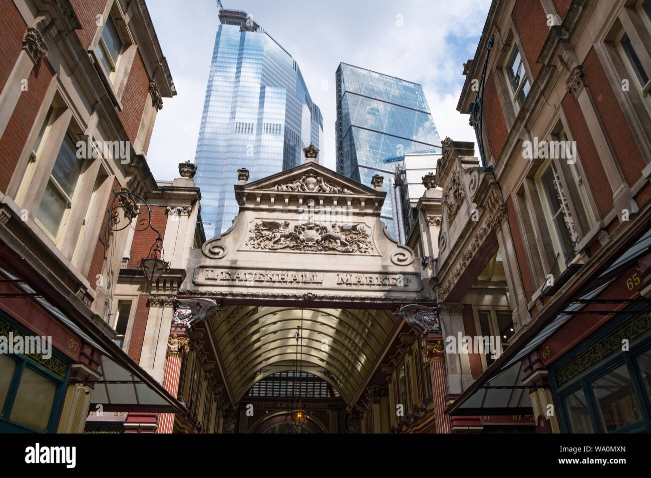 Mercato Leadenhall, architettura vittoriana circondato da moderni edifici per uffici di Londra il quartiere finanziario Foto Stock