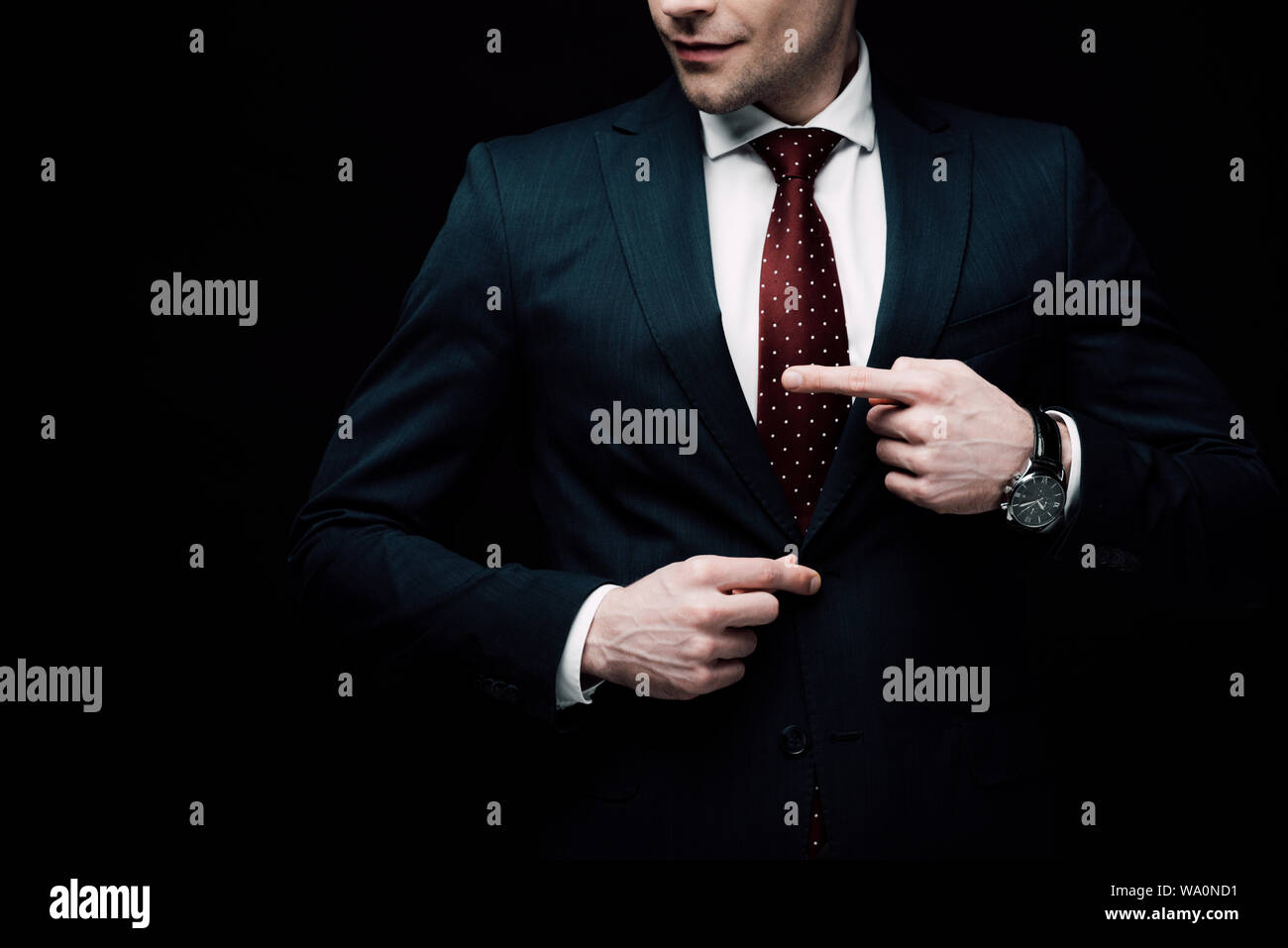 Vista parziale di imprenditore puntando con il dito isolato sul nero, emozione umana e il concetto di espressione Foto Stock