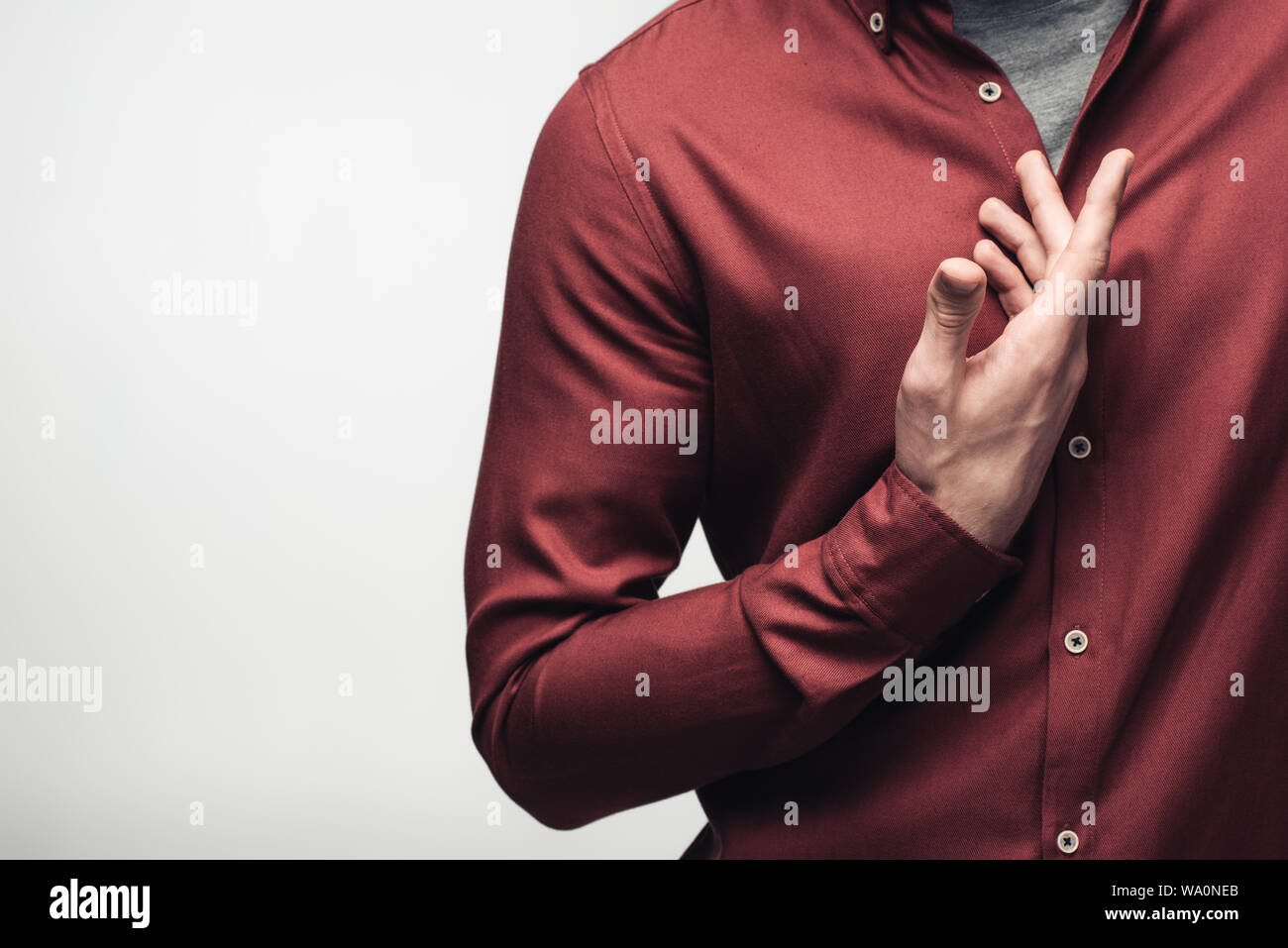 Vista parziale di fiduciosa uomo gesticolando con la mano isolati su grigio, emozioni umane e concetto di espressione Foto Stock
