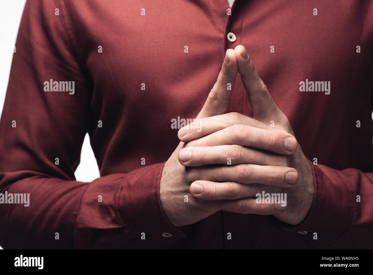 Vista ritagliata dell'uomo mostrando attenzione gesto isolato sul grigio, emozioni umane e concetto di espressione Foto Stock