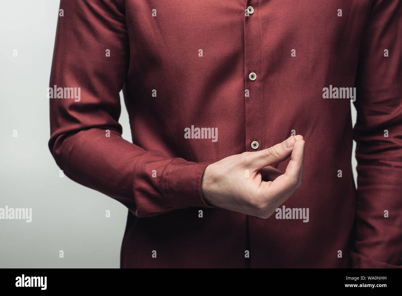 Vista ritagliata dell uomo che mostra il denaro gesto isolato sul grigio, emozioni umane e concetto di espressione Foto Stock