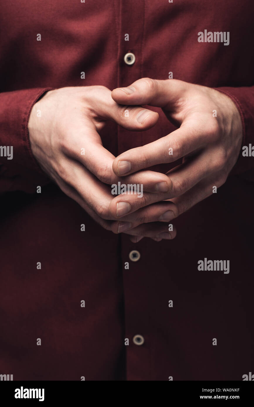 Vista parziale dell'uomo gesti con le mani chiuse, emozione umana e il concetto di espressione Foto Stock