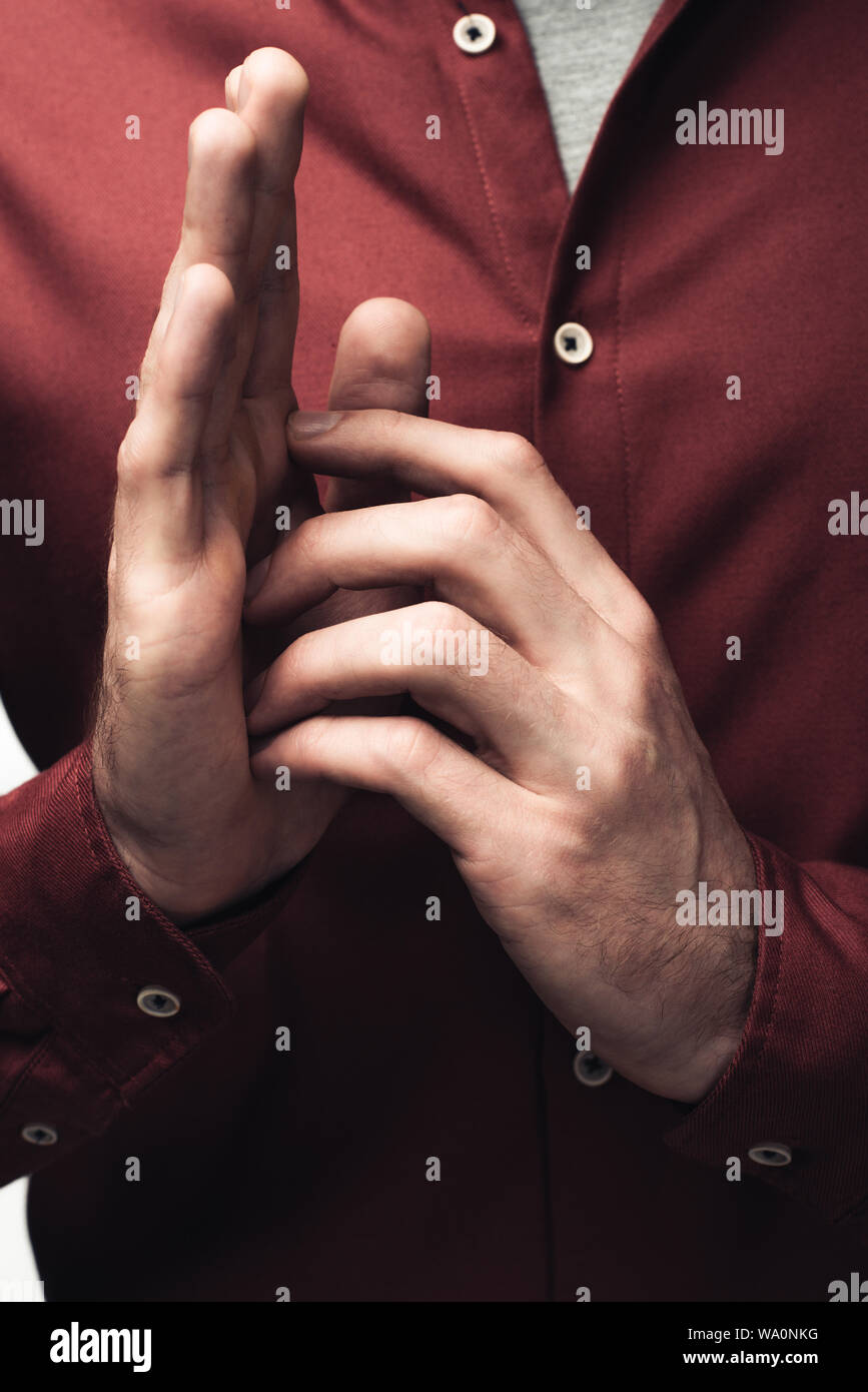 Ritagliato shot dell'uomo gesti con le mani isolate su grigio, emozioni umane e concetto di espressione Foto Stock