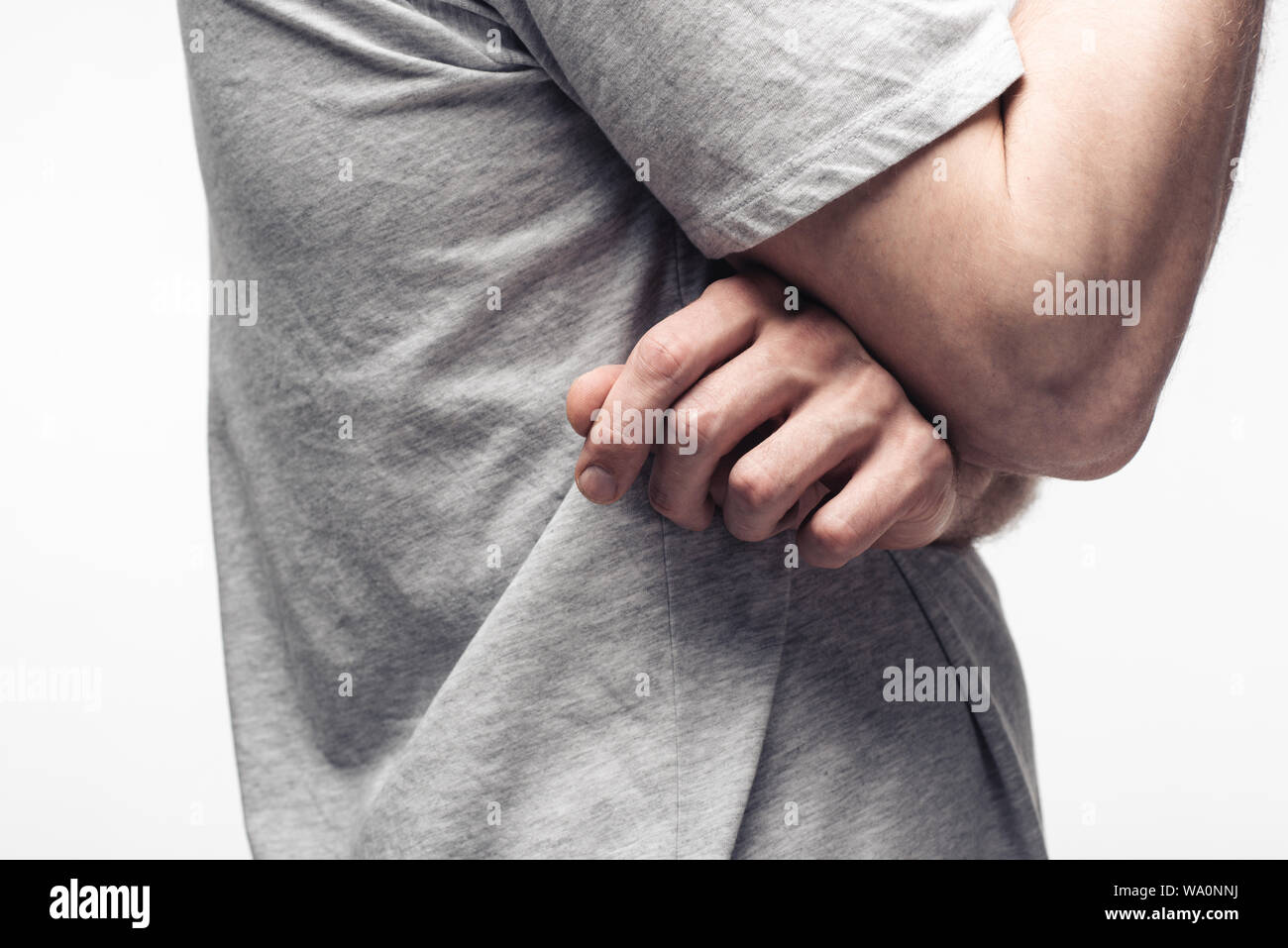 Vista parziale dell'uomo in attesa pongono isolati su grigio, emozioni umane e concetto di espressione Foto Stock