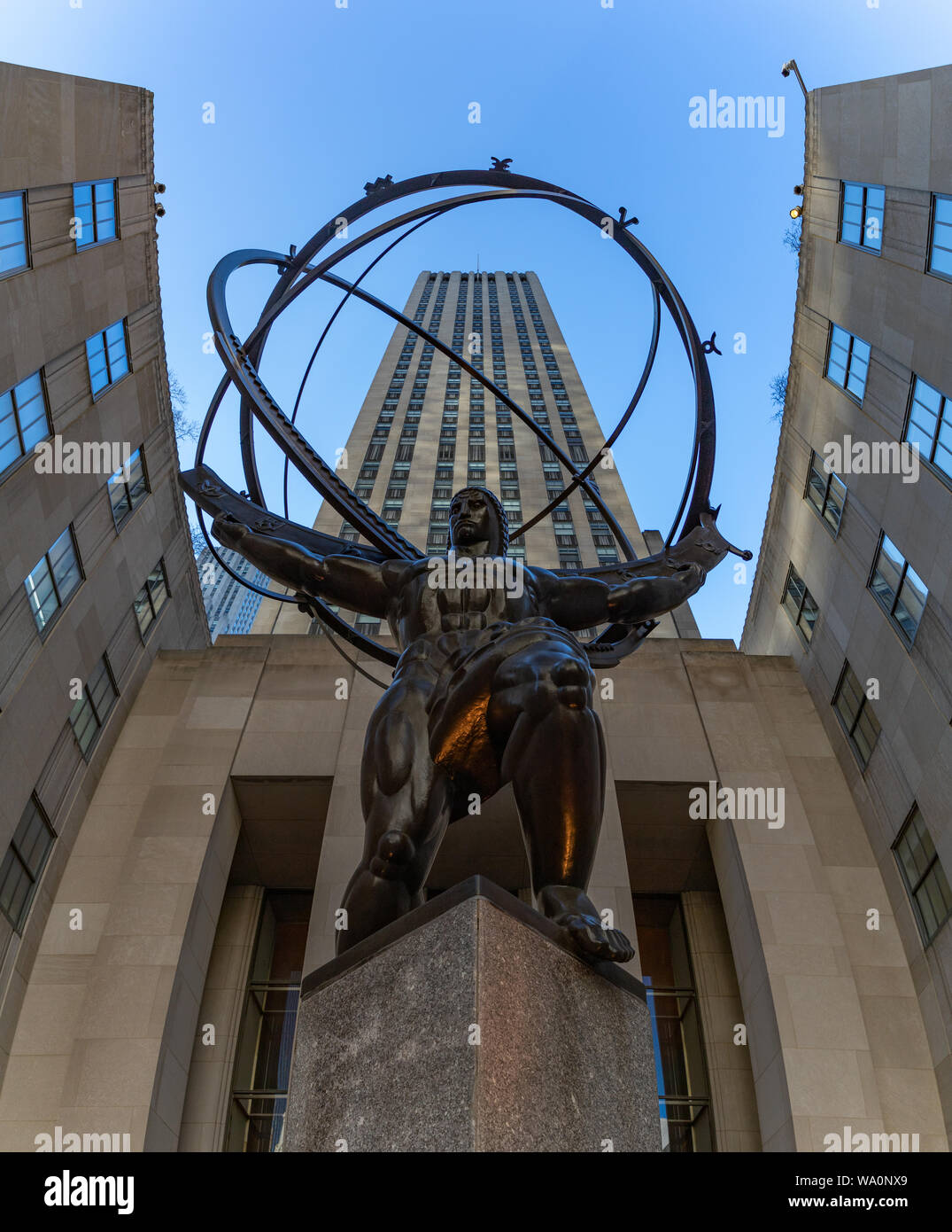 Una foto della Atlas statua che si trova nella parte anteriore di un Rockefeller Center building. Foto Stock