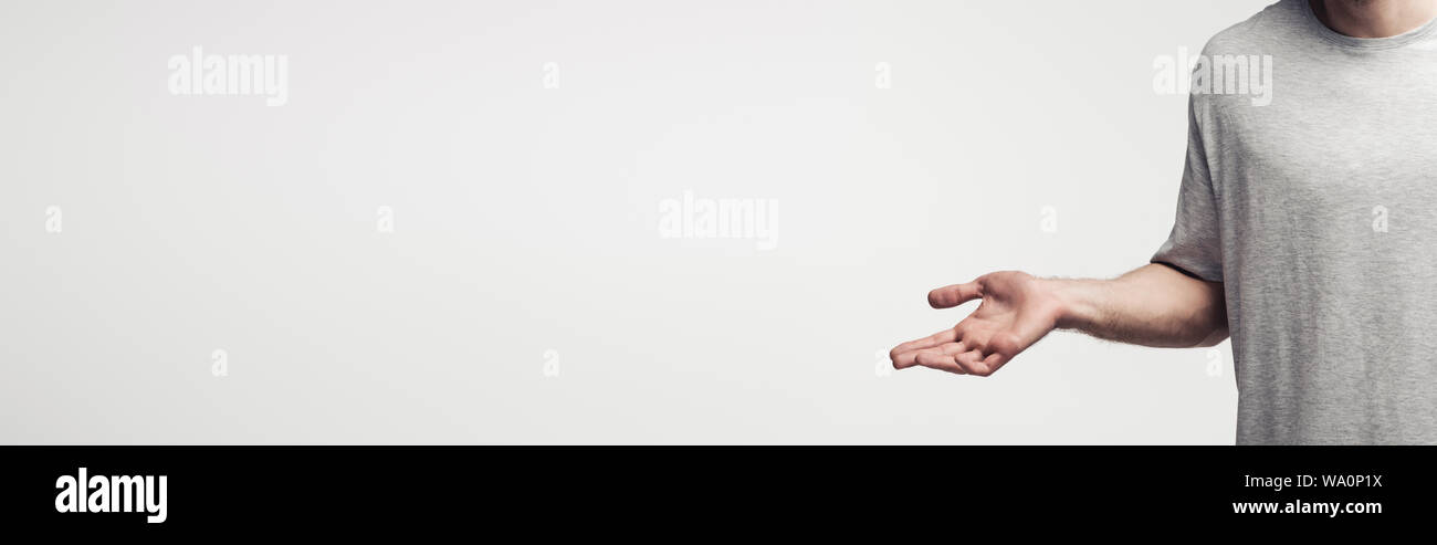Vista parziale dell'uomo che mostra spallucce gesto isolato su sfondo grigio, emozione umana e il concetto di espressione Foto Stock
