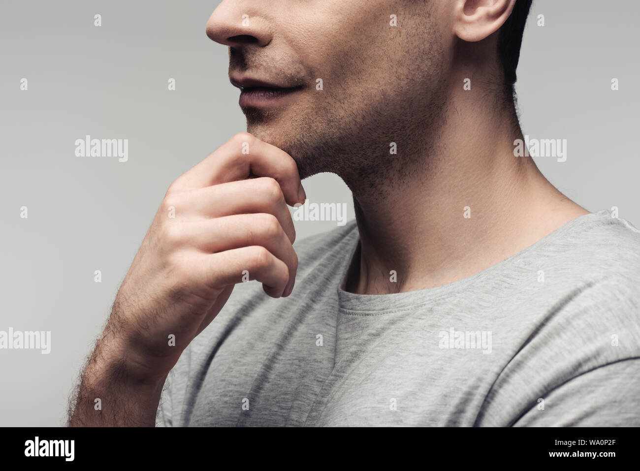 Vista parziale di seria azienda man mano vicino a faccia isolati su grigio, emozioni umane e concetto di espressione Foto Stock