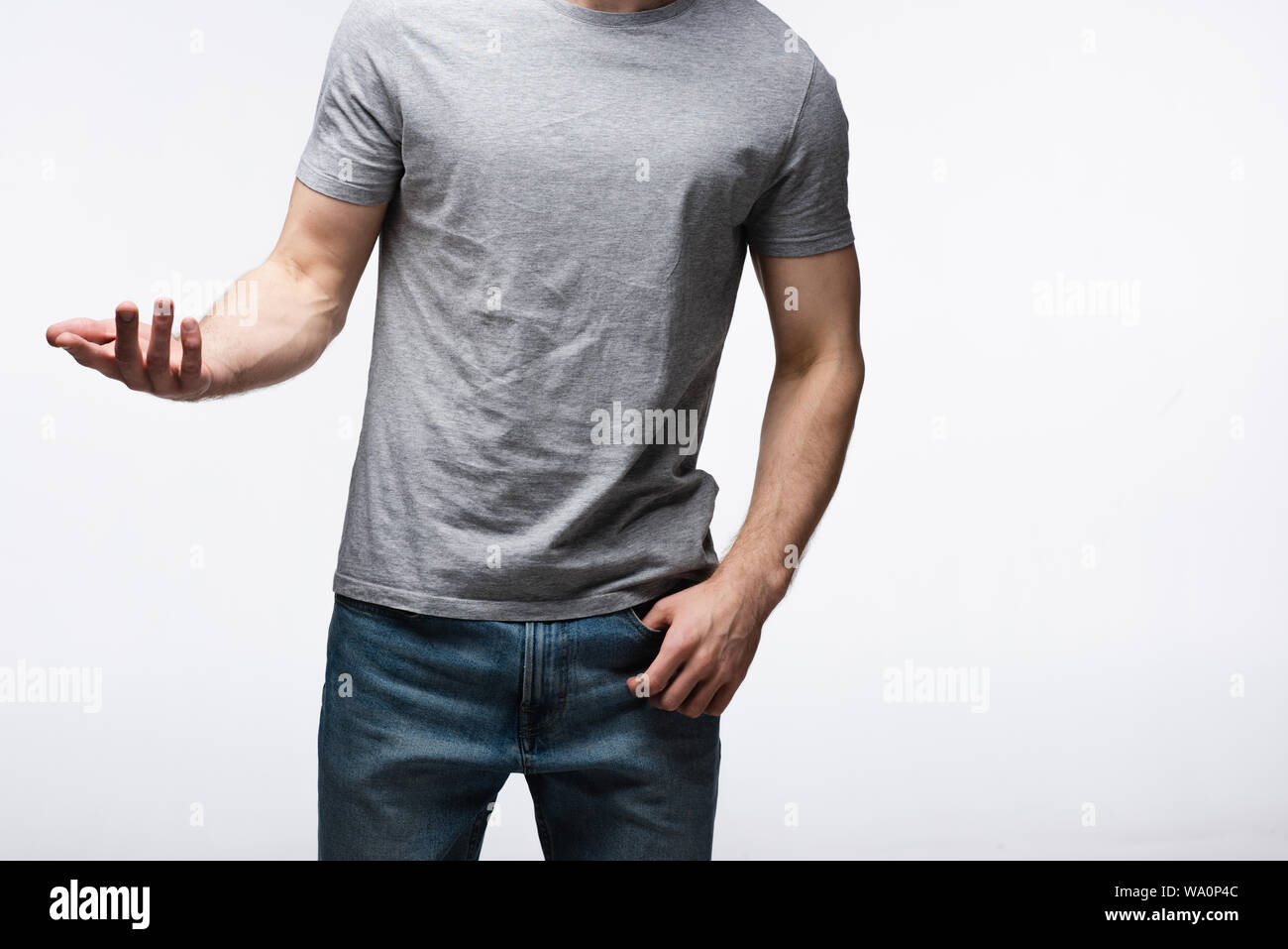 Vista ritagliata dell uomo che mostra spallucce gesto isolato sul grigio, emozioni umane e concetto di espressione Foto Stock