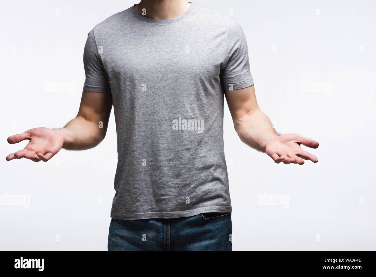 Vista parziale dell'uomo che mostra spallucce gesto isolato sul grigio, emozioni umane e concetto di espressione Foto Stock