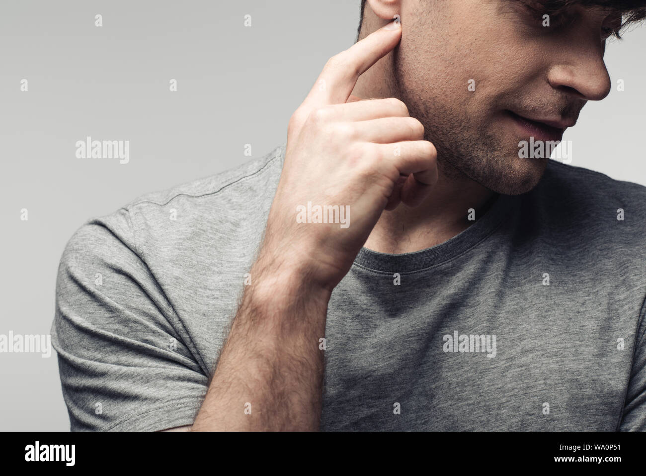 Sordo rivolta all orecchio con sottili isolati su grigio, emozioni umane e concetto di espressione Foto Stock