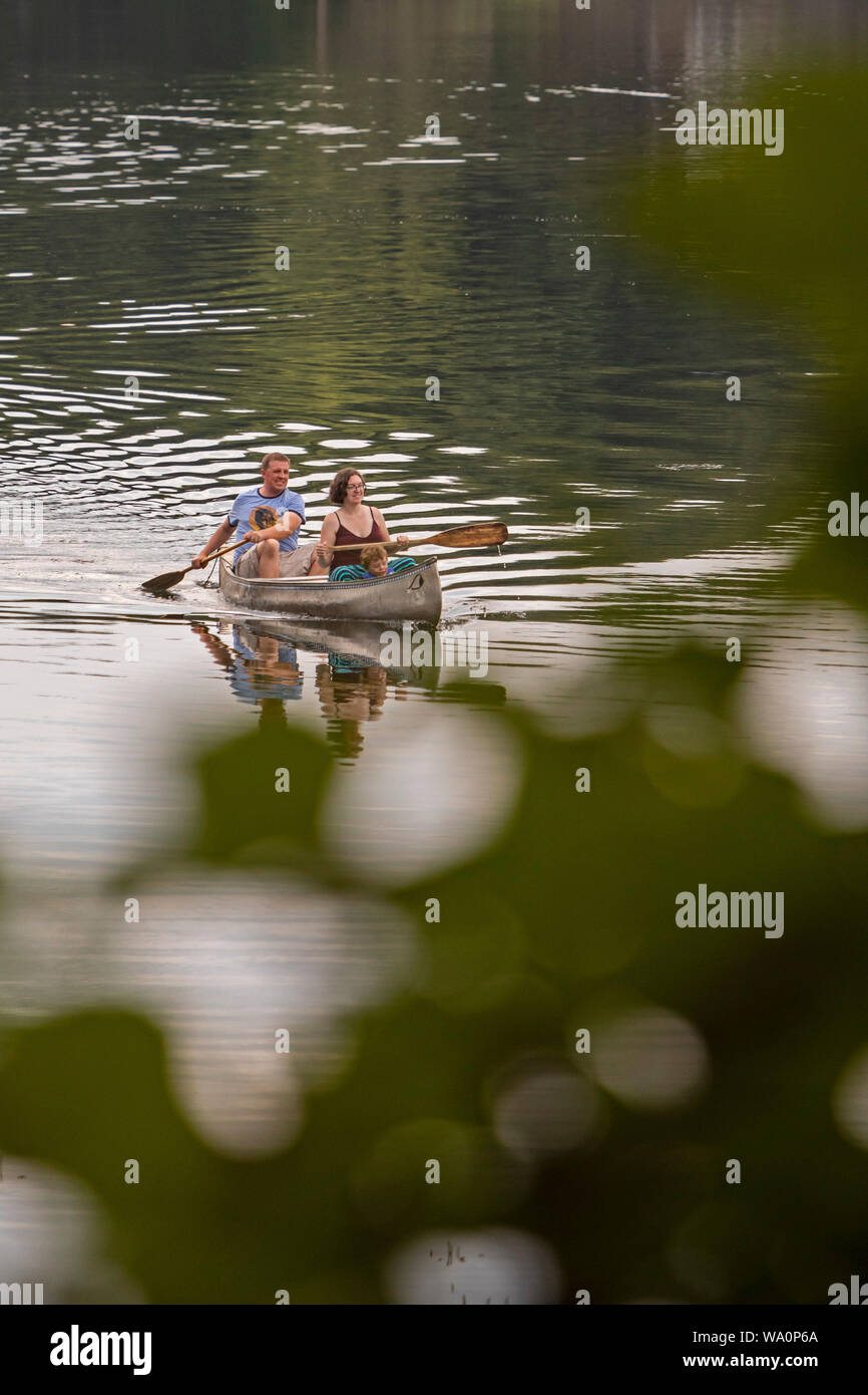 Prairieville, Michigan - una famiglia di canoe sul lago Stewart. Foto Stock