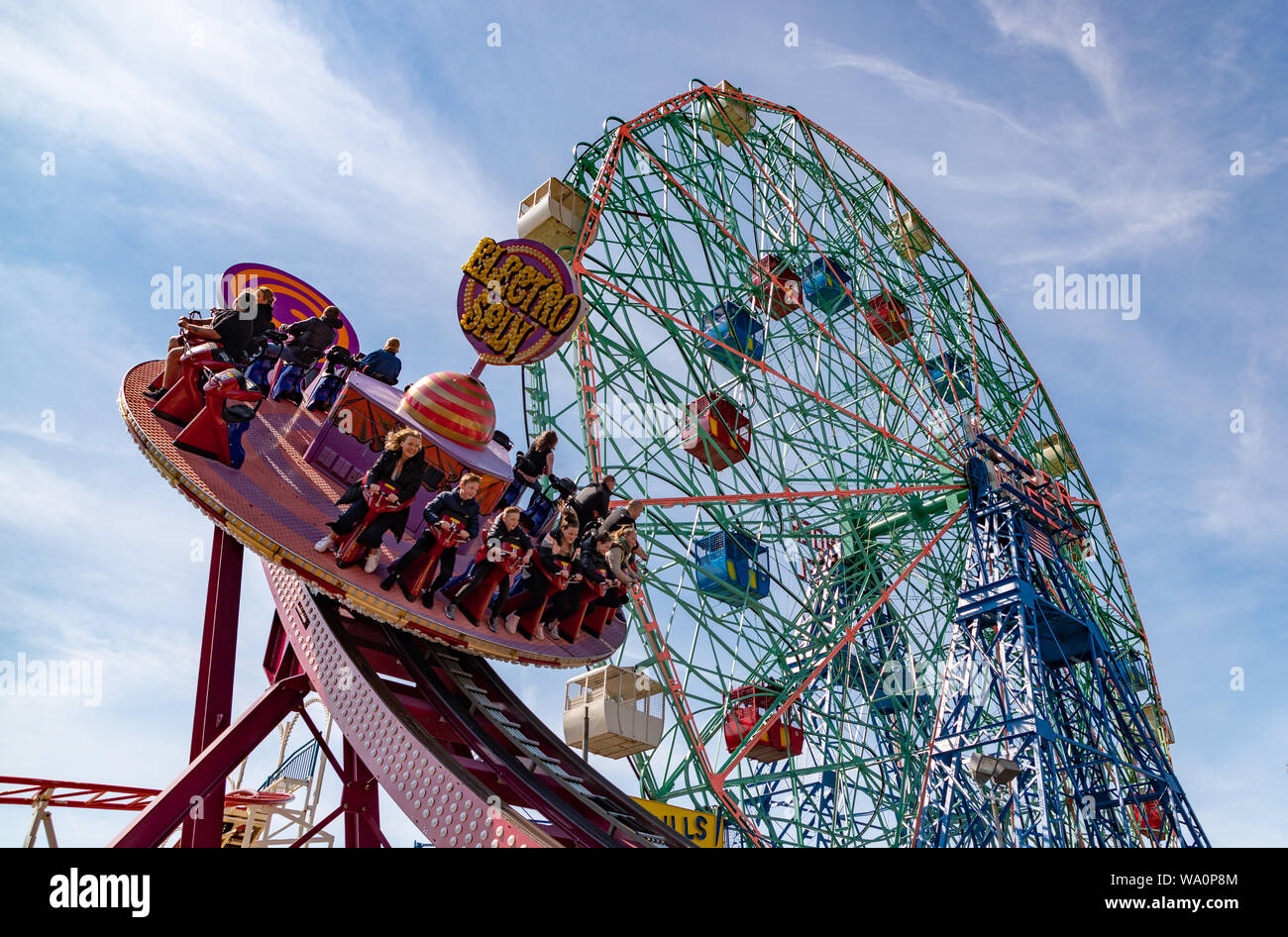 Una foto di persone a cavallo di un attrazione in uno dei parchi di divertimenti di Coney Island. Foto Stock