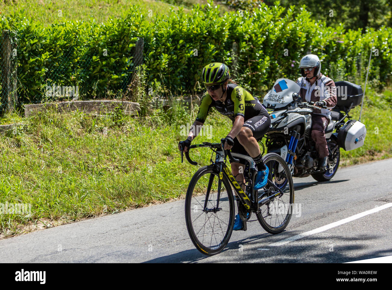 Bosdarros, Francia - Luglio 19, 2019: Australian ciclista femminili Amanda Spratt del Team Mitchelton-Scott giostre in Bosdarros durante la rotta da Le Tou Foto Stock