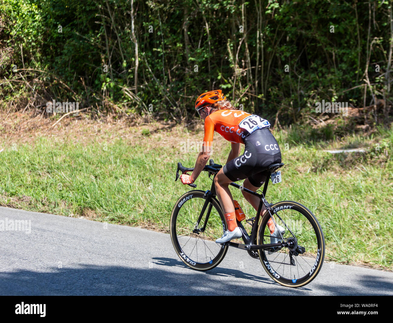 Bosdarros, Francia - 19 Luglio 2019: la femmina olandese ciclista Pauliena Rooijakkers di CCC-Liv squadra corse in Bosdarros durante la rotta da Le Tour de fr Foto Stock