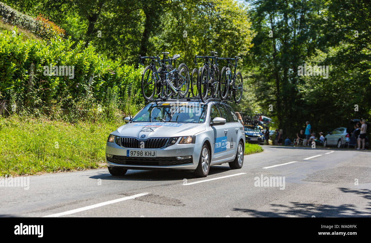 Bosdarros, Francia - 19 Luglio 2019: la vettura del team femminile Tibco-Silicon Valley Bank rigidi in Bosdarros durante la rotta da Le Tour de France 2019 Foto Stock
