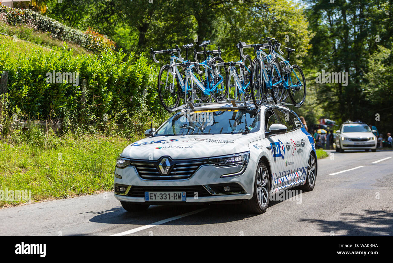 Bosdarros, Francia - 19 Luglio 2019: la vettura del team femminile FDJ-Nouvelle Aquitaine-Futuroscope rigidi in Bosdarros durante la rotta da Le Tour de Fran Foto Stock