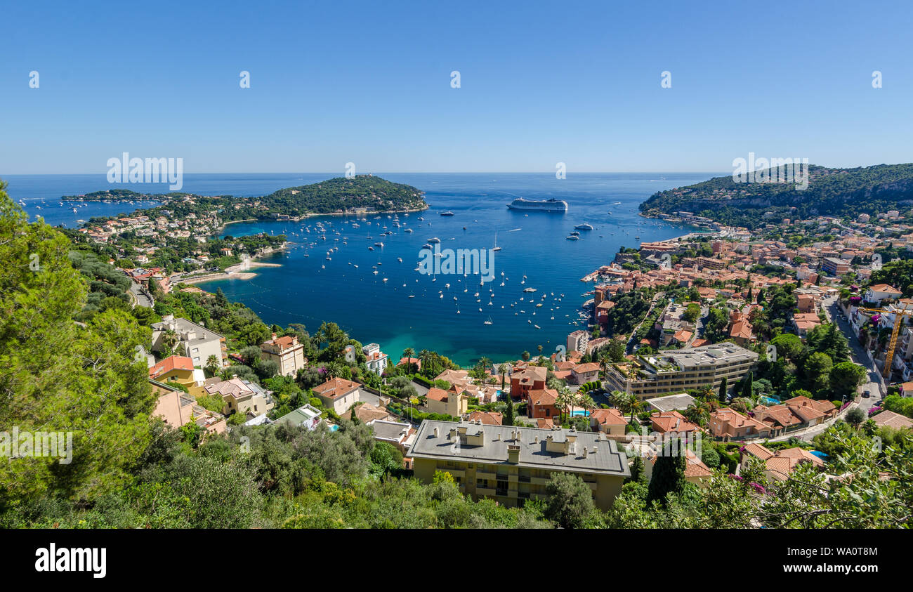 Vista panoramica di alto livello di Villefranche sur mer, Costa Azzurra, Francia, che mostra l'ampia baia che si estende dal giro di Cap Ferat alla città medievale Foto Stock