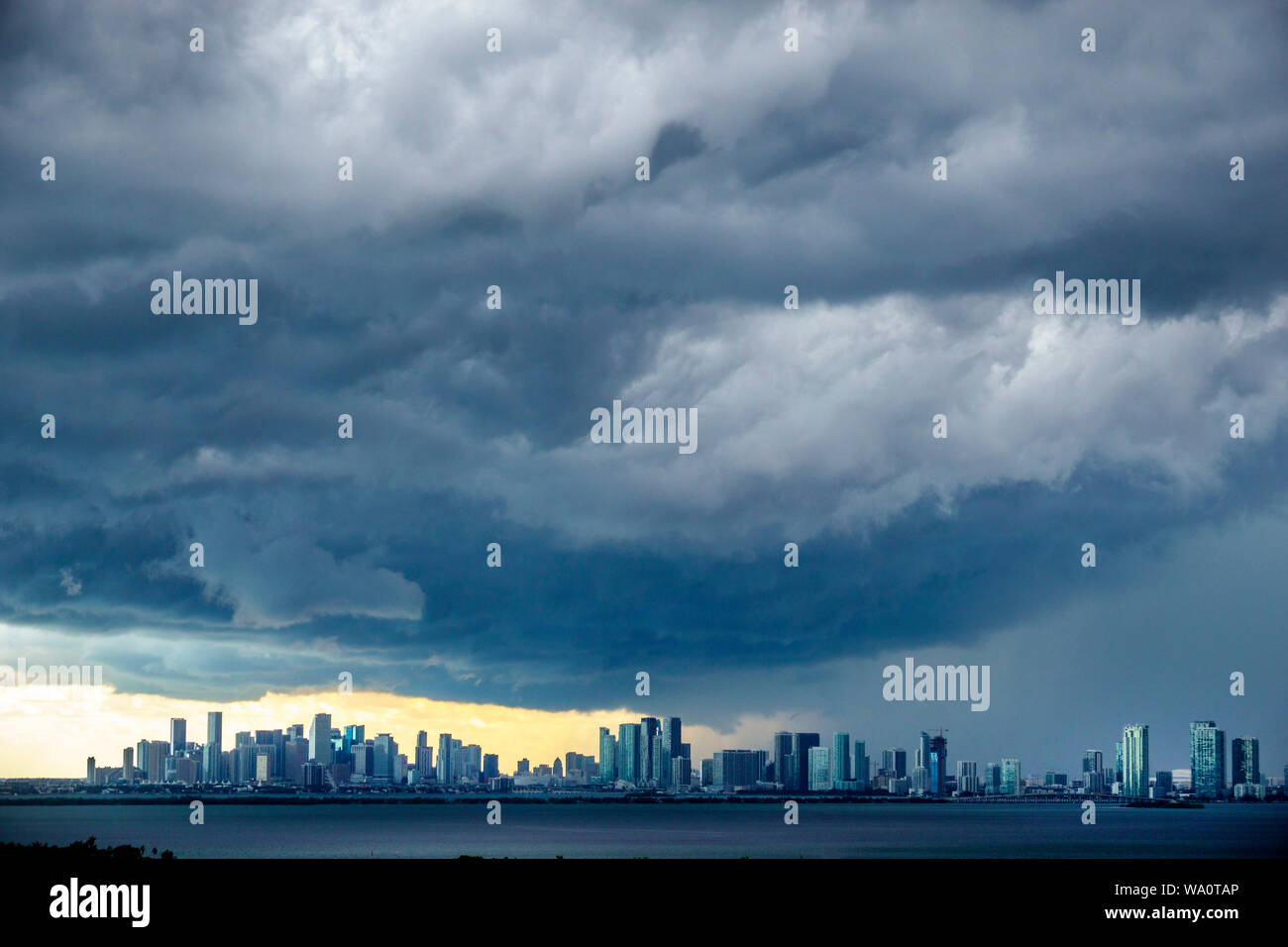 Miami Beach Florida, Dark nuvole tempo cielo tempesta nuvole raccolta, pioggia, skyline della città, Biscayne Bay acqua, visitatori viaggio turistico tour Foto Stock