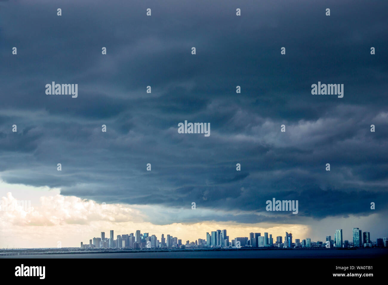 Miami Beach Florida, Dark nuvole tempo cielo tempesta nuvole raccolta, pioggia, skyline della città, Biscayne Bay acqua, visitatori viaggio turistico tour Foto Stock
