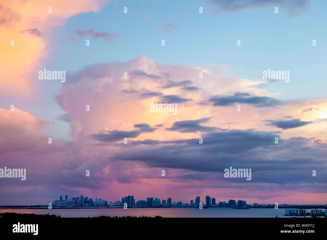 Miami Beach Florida, Biscayne Bay Water, nuvole tempo cielo tempesta nuvole, pioggia, skyline della città, tramonto, visitatori viaggio viaggio turistico turismo landmar Foto Stock