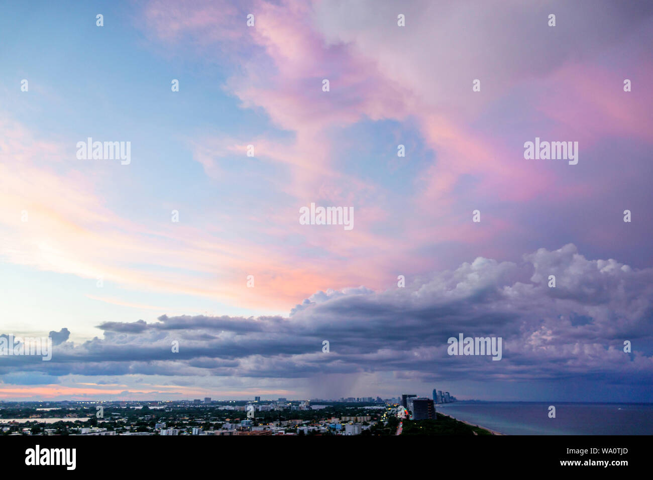 Miami Beach Florida,Oceano Atlantico,nuvole cielo meteo,tramonto,nuvole tempesta,pioggia,FL190731025 Foto Stock