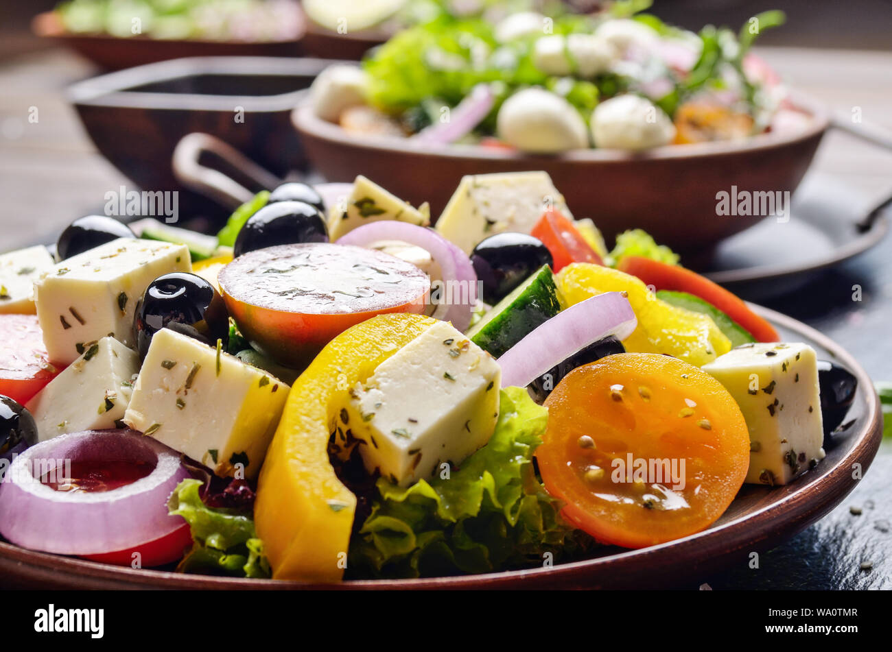 Dieta mediterranea piatto di insalata greca sul vassoio di ardesia con la salsa a parte Foto Stock