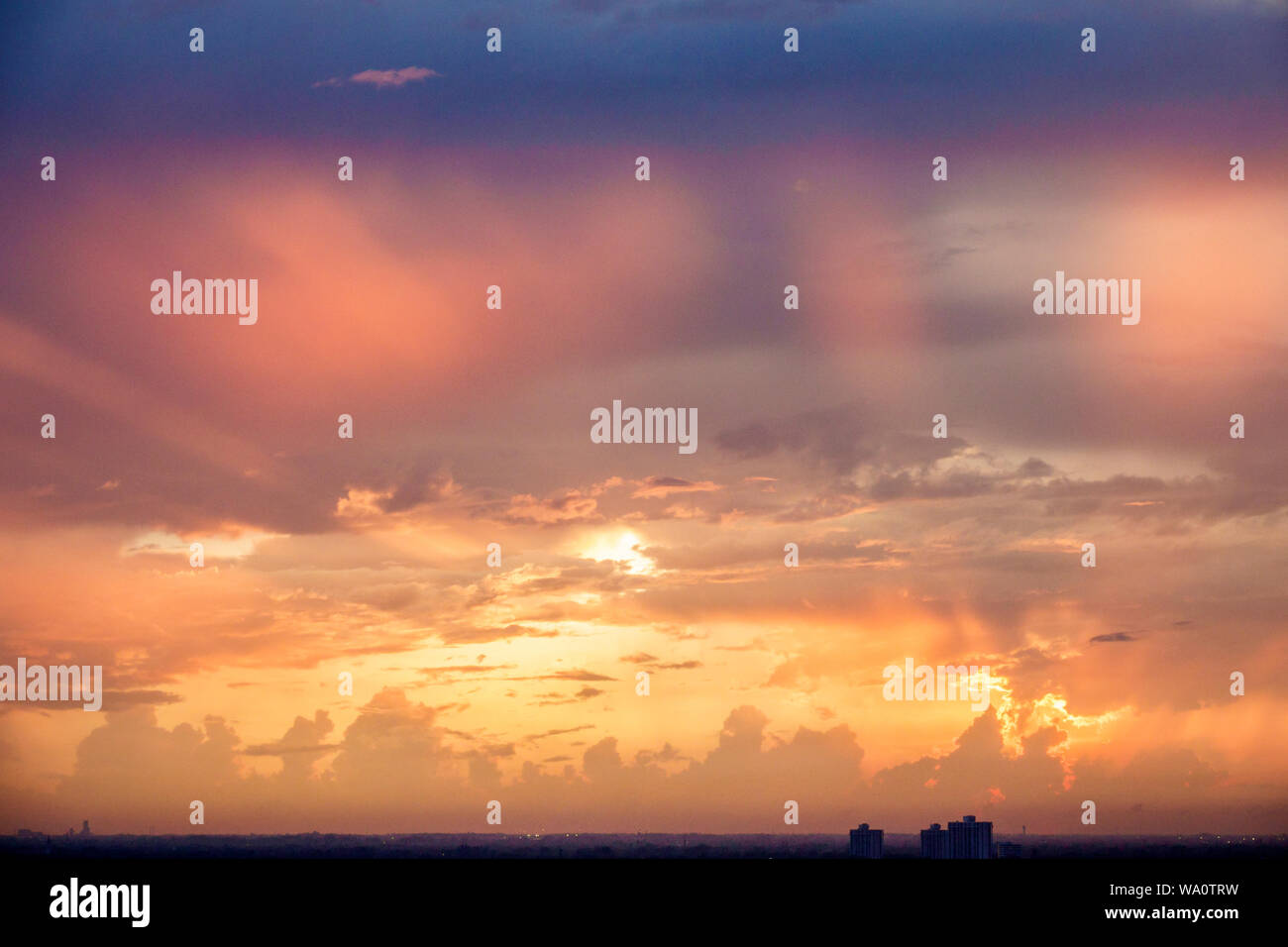 Miami Beach Florida, nuvole tramonto cielo meteo raggi del sole, FL190731043 Foto Stock