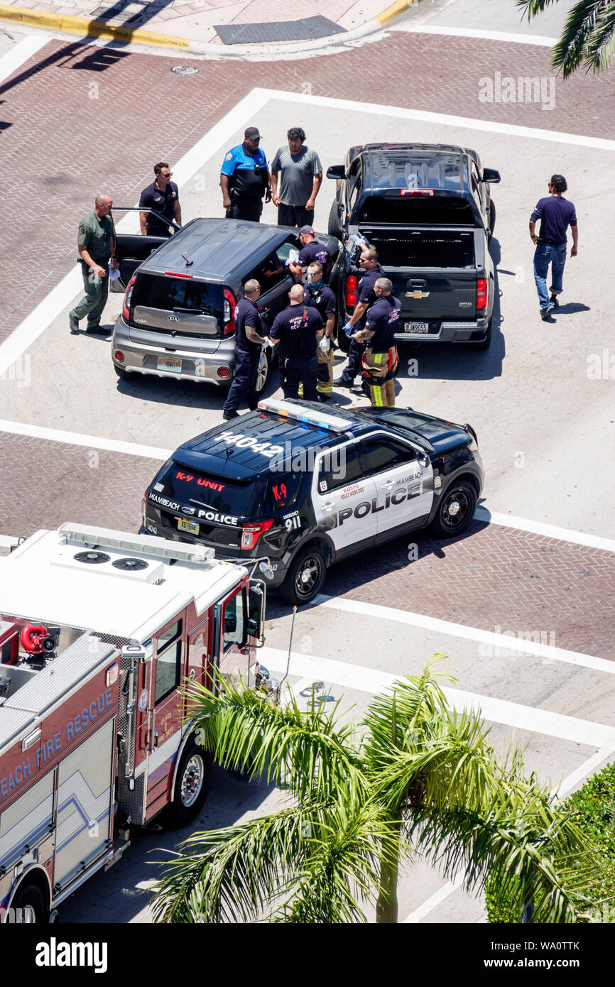 Miami Beach Florida, North Beach, Collins Avenue, auto a traffico automobilistico incidente parafango piegatore, collisione, poliziotto di polizia, soccorso antincendio, FL19073104 Foto Stock