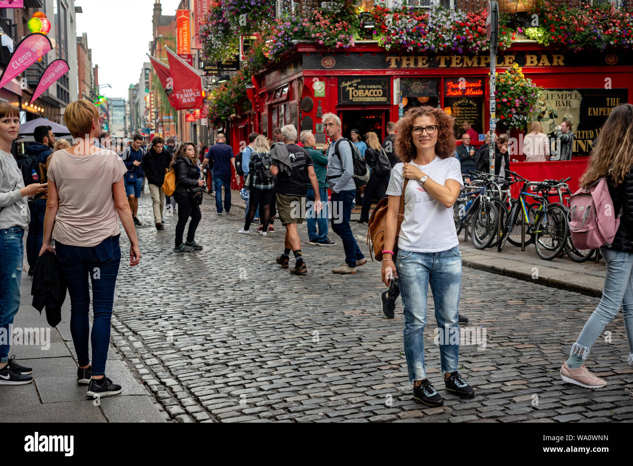 Temple Bar di Dublino o barra è un'animata scena urbana di Teampaill con turisti che si trovano nell'iconico luogo popolare di Temple Lane, Dublino, Irlanda Foto Stock