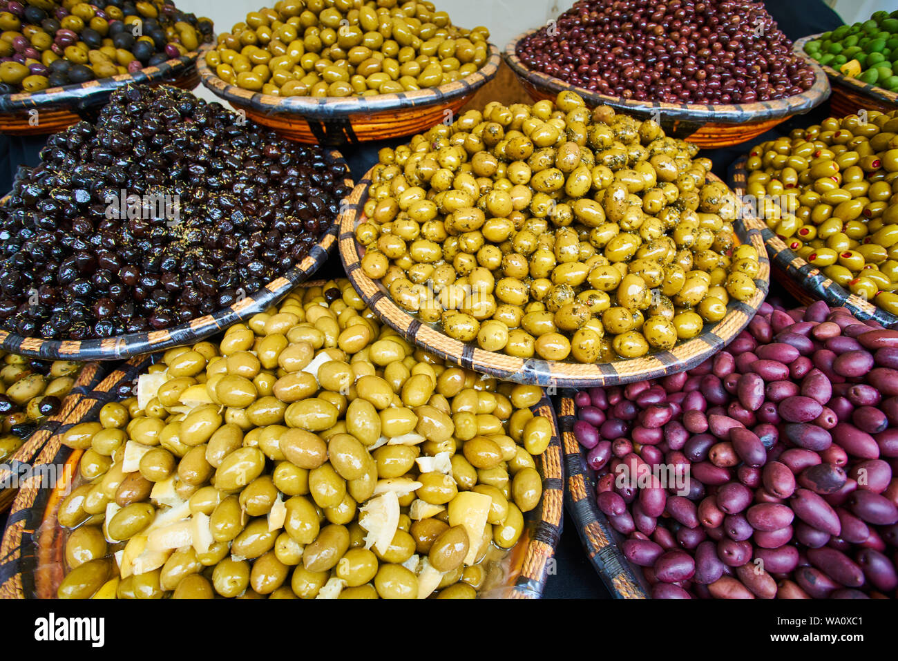 Olive marinate provenzale sulla strada del mercato Foto Stock