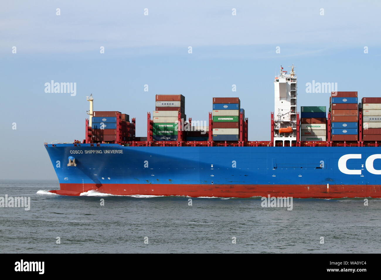 La nave portacontainer COSCO universo di spedizione lascia il porto di Rotterdam il 22 maggio 2019. Foto Stock