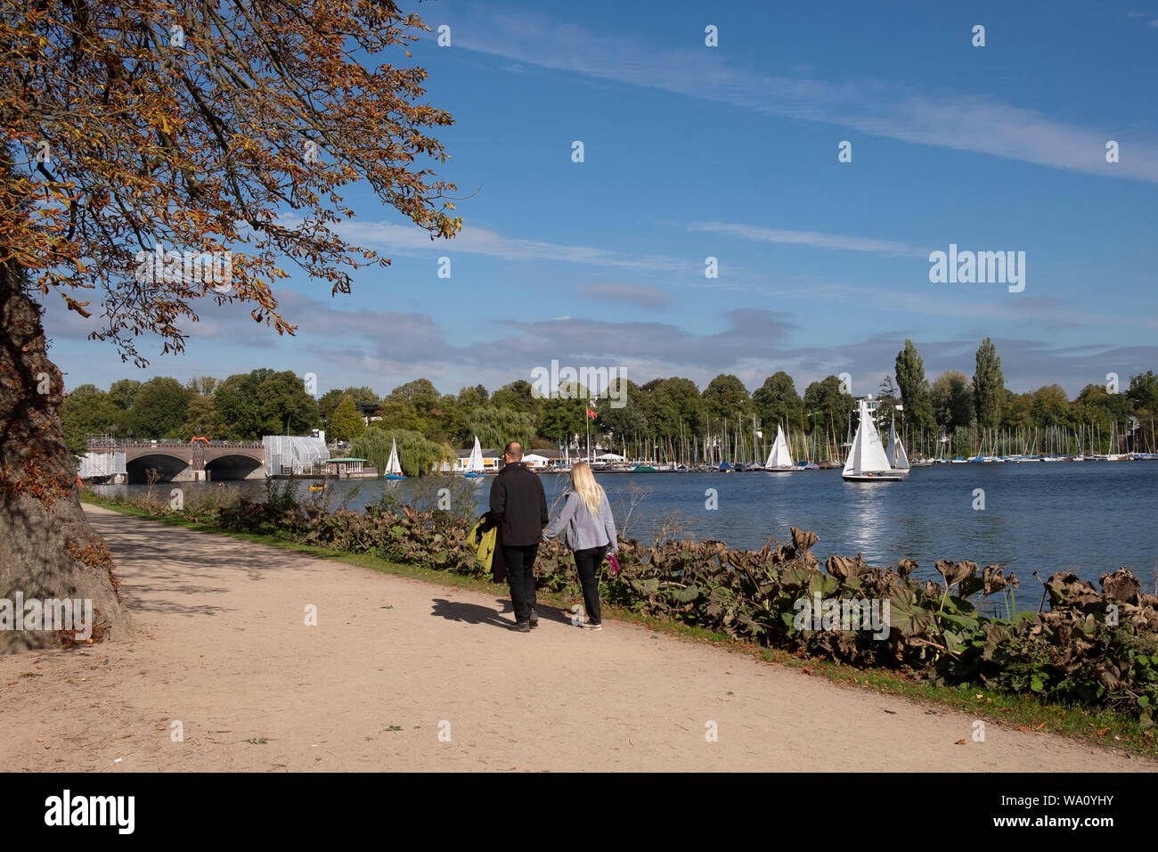La gente camminare lungo il lago Alster,ad Amburgo in Germania a Amburgo, Germania Foto Stock