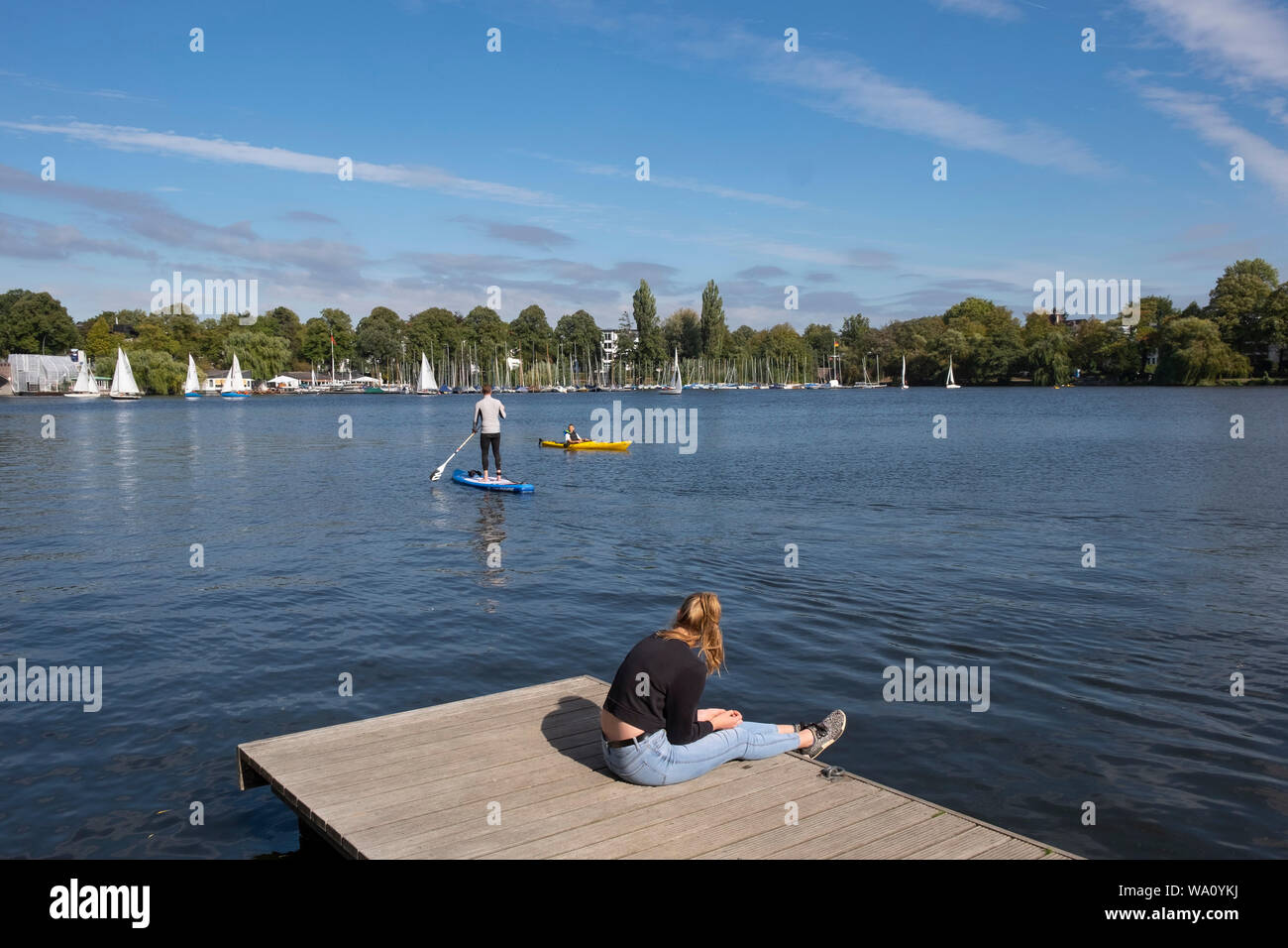 Stand up paddleboarder sull'esterno Lago Alster Amburgo, Germania Foto Stock
