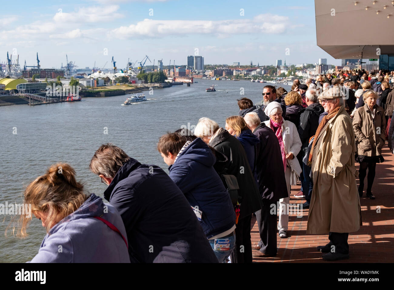 I turisti affollano il balcone della Elbphilharmonie, concert hall a Amburgo HafenCity trimestre, Amburgo, Germania Foto Stock