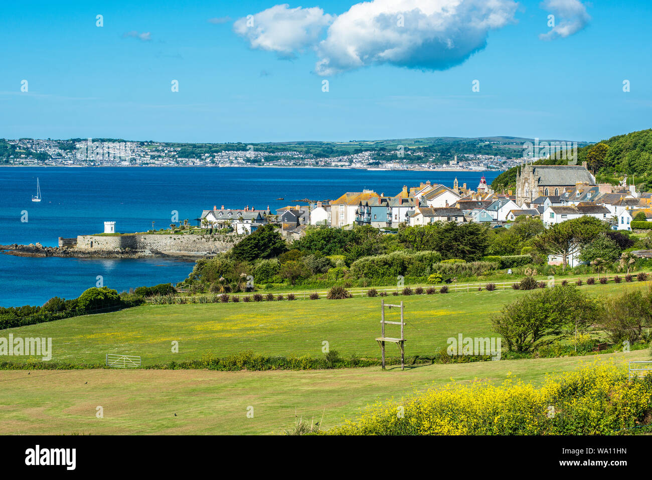 Il pittoresco villaggio di Marazion (St Michael's Mount) con Penzance all'orizzonte, Cornwall, Inghilterra, Regno Unito. Foto Stock