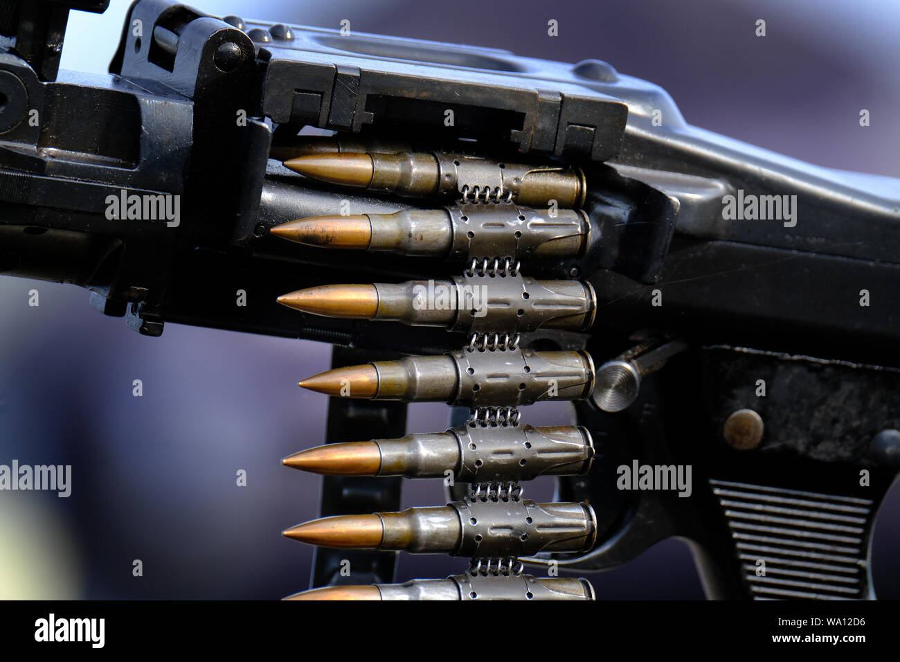 7.92 mm fucile Mauser turni legato per essere usato in tedesco la guerra mondiale due MG34 mitragliatrice. Foto Stock
