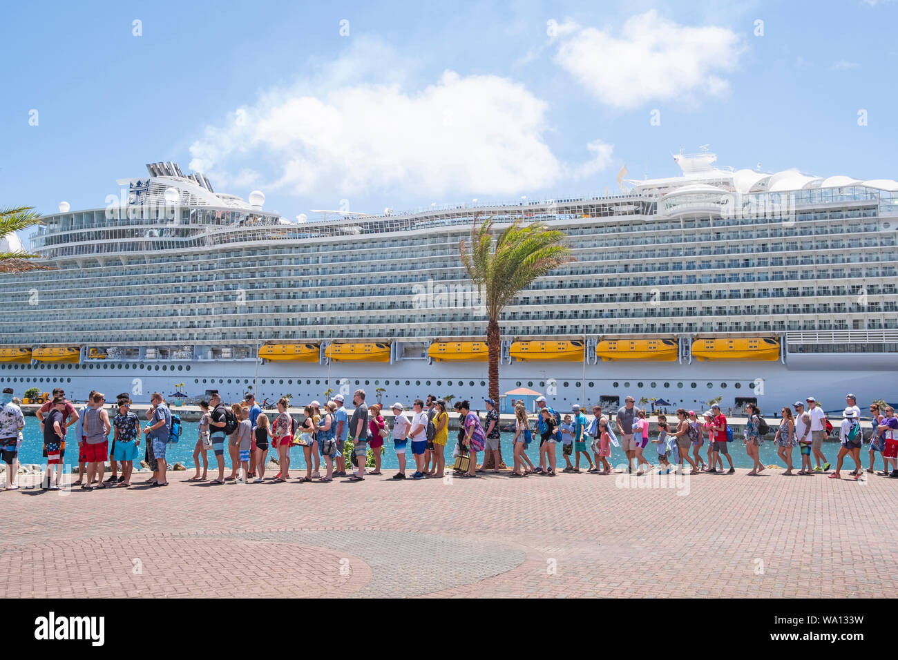 Il rivestimento più grande al mondo è un americano di orgoglio, ha appena attraccato a Charlotte Amalie St Thomas nelle isole dei Caraibi. Foto Stock