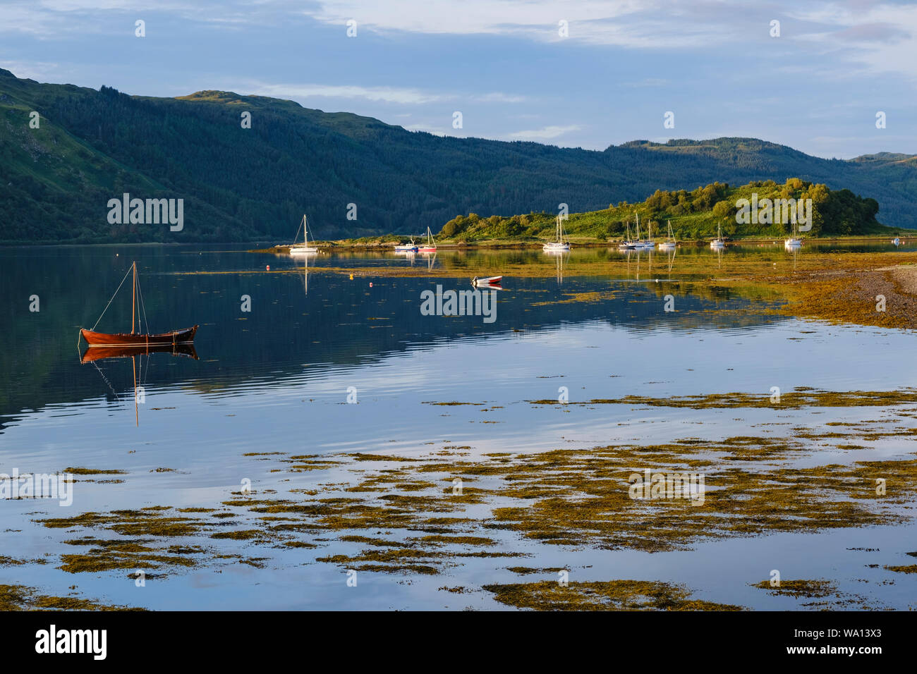 Slumbay isola in Loch Carron dal negozio a Lochcarron village, Wester Ross, Highlands della Scozia Foto Stock