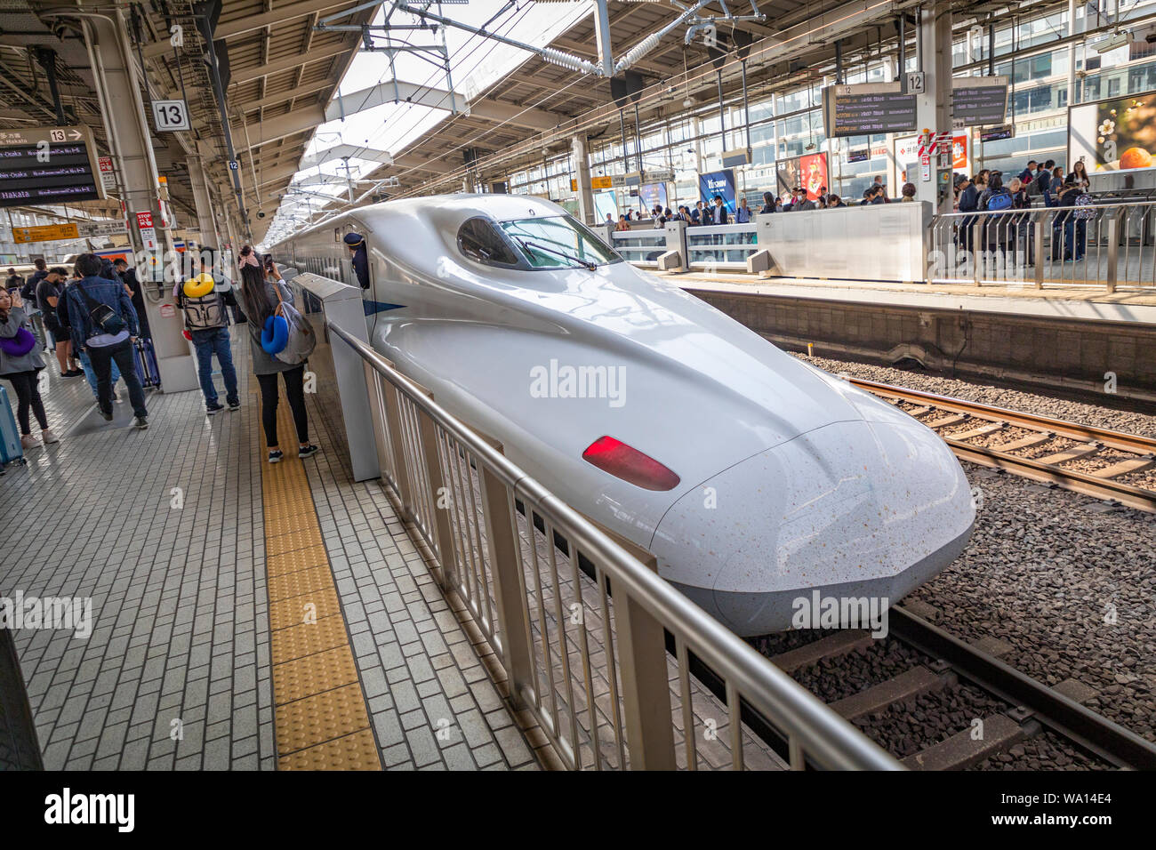 Bullet train comming a Kyoto rail station, Giappone. Foto Stock