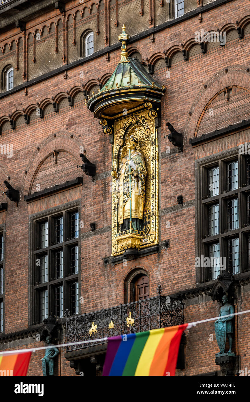 A Copenaghen l orgoglio e l'arcivescovo Absalon sul municipio che si affaccia sulla bandiera arcobaleno, Copenaghen, 16 agosto 2019 Foto Stock