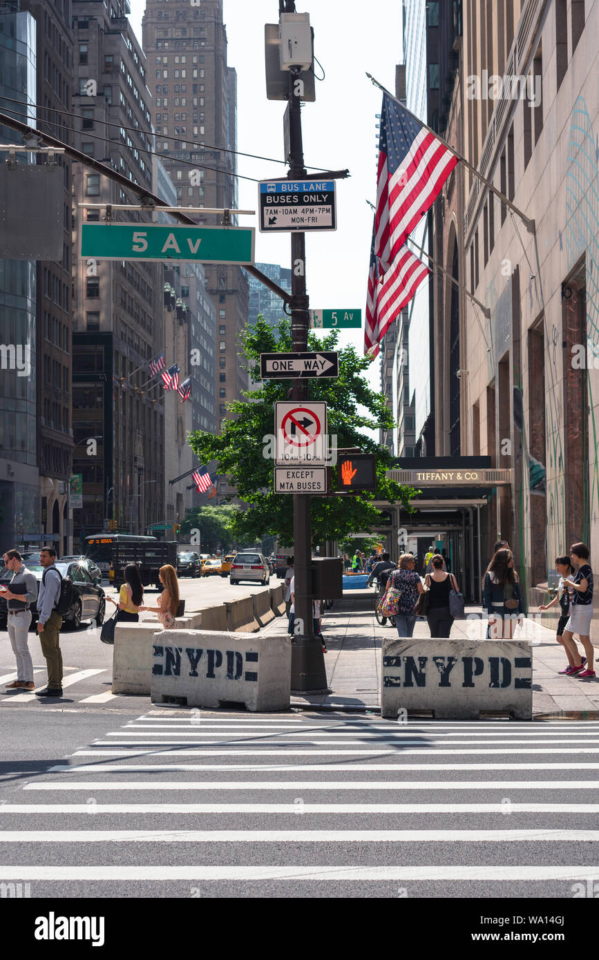 Quinta Avenue, vista in estate di intersezione della Quinta Avenue e West 57th Street in Manhattan, con Tiffany & Co store visibile, New York City, Stati Uniti d'America. Foto Stock