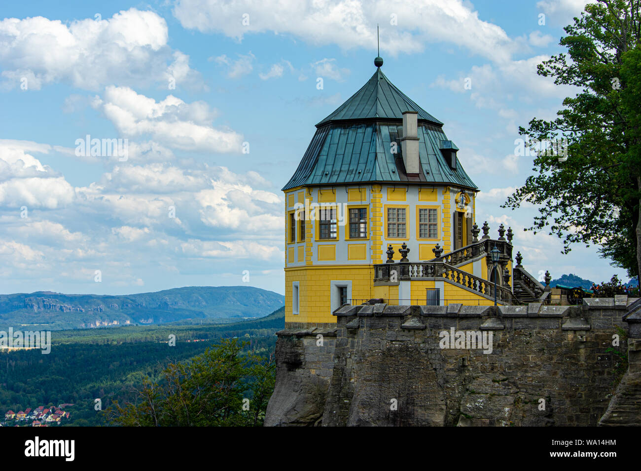 Christiansburg (aka fridrichsburg) piacere palace a fortezza Königstein con blu cielo nuvoloso Foto Stock