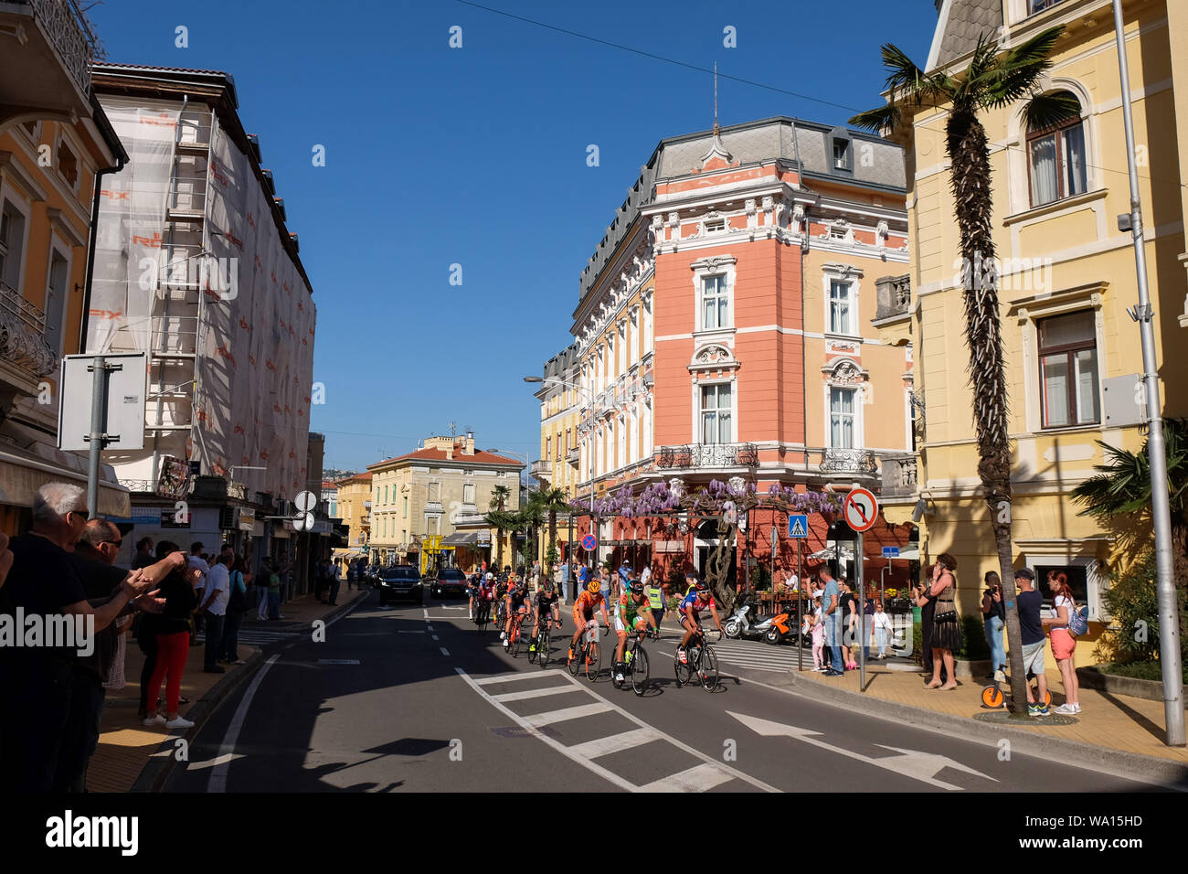 Ciclismo professionale gara Tour della Croazia in Ulica Marsala Tita in Opatija,baia del Quarnero, Istria, Croazia. Foto Stock