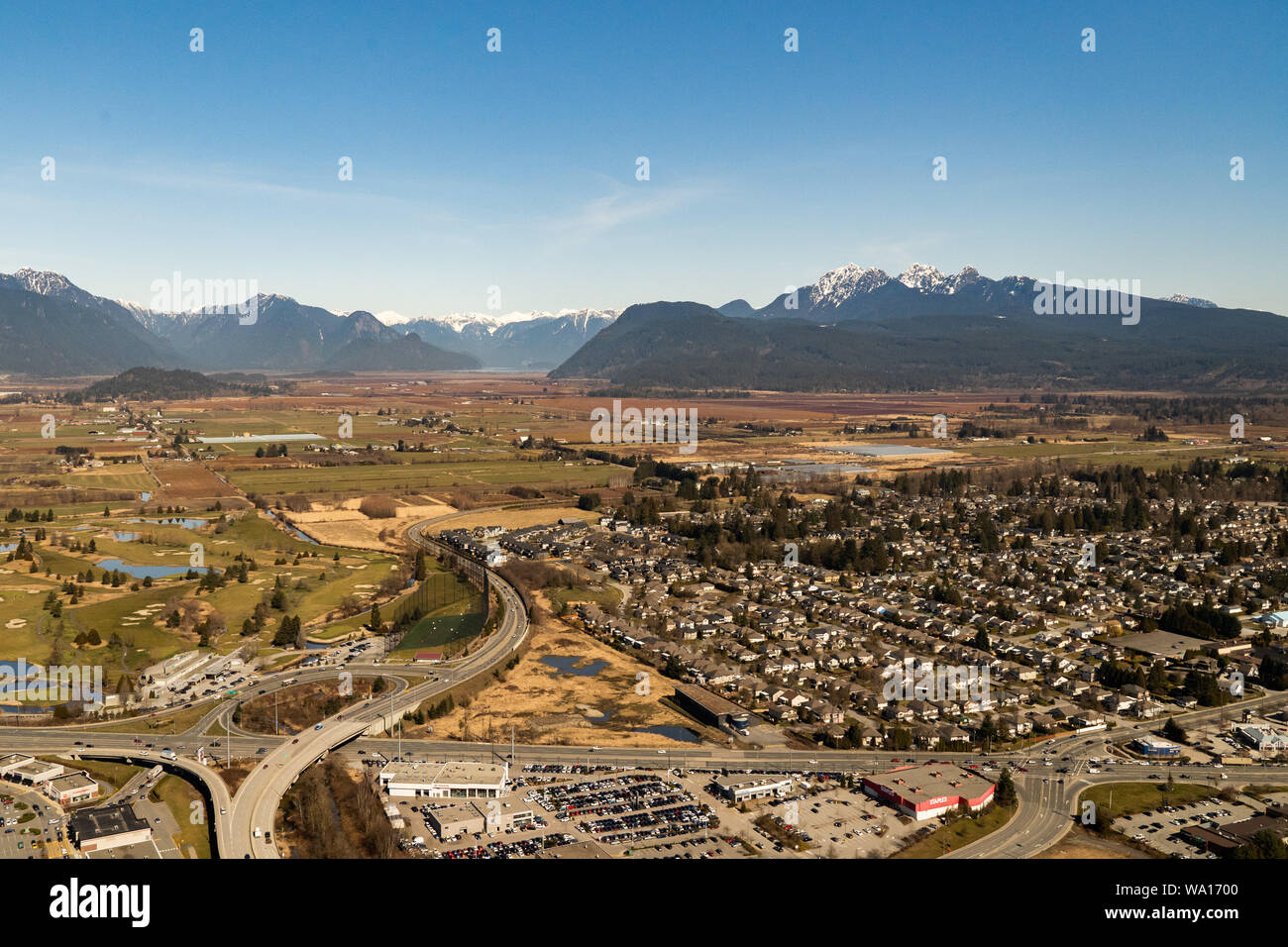 Vista aerea della città di Chilliwack con Mount Cheam sul retro, British Columbia Foto Stock