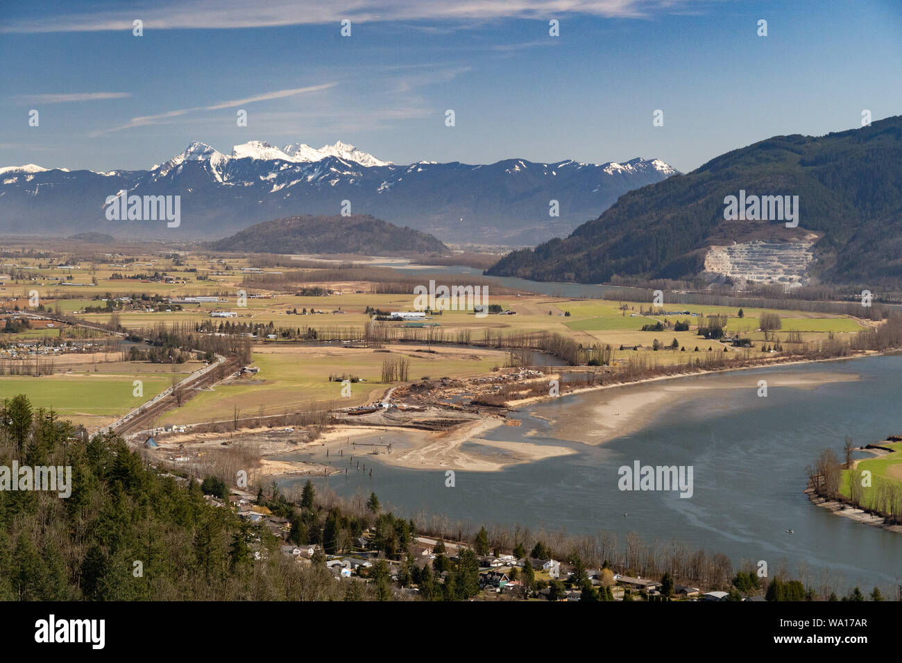 Vista aerea della Fraser River Valley e della zona rurale di Chilliwack con il monte Cheam sul retro vicino alla città di Chilliwack, British Columbia. Foto Stock